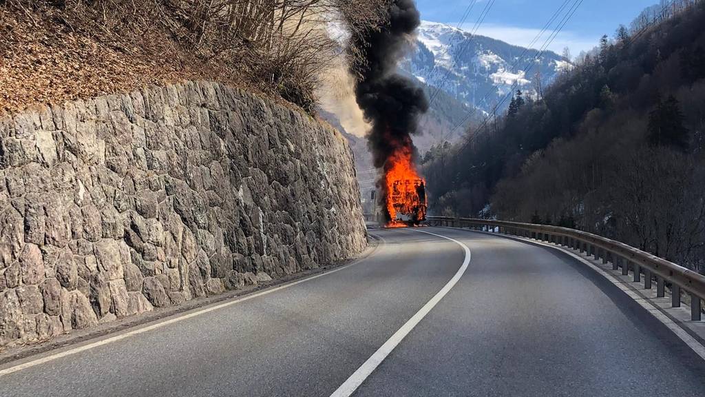 Der Car ist innert kurzer Zeit in Brand geraten.