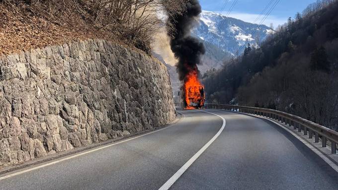 Reisecar in Flammen aufgegangen