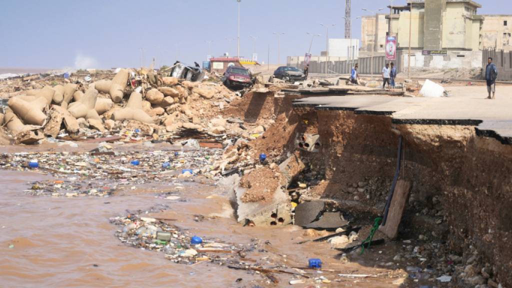 Auf diesem von der libyschen Regierung zur Verfügung gestellten Bild ist eine Küstenstraße nach schweren Überschwemmungen in Darna, Libyen, eingestürzt. Der Mittelmeersturm Daniel verursachte in Libyen verheerende Überschwemmungen, die Dämme brachen und in mehreren Küstenstädten im Osten des nordafrikanischen Landes ganze Stadtteile wegspülten und Häuser zerstörten. Foto: Uncredited/Libysche Regierung via AP/dpa - ACHTUNG: Nur zur redaktionellen Verwendung und nur mit vollständiger Nennung des vorstehenden Credits