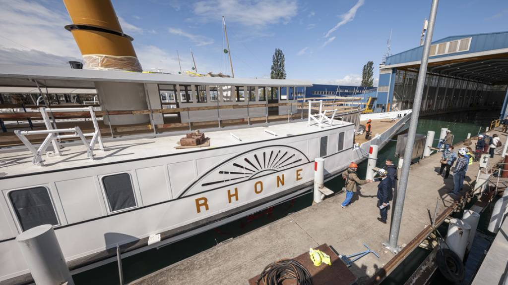 Nach zweijähriger Restaurierung: Der Genfersee-Dampfer «Rhône» verlässt das Dock in Lausanne.