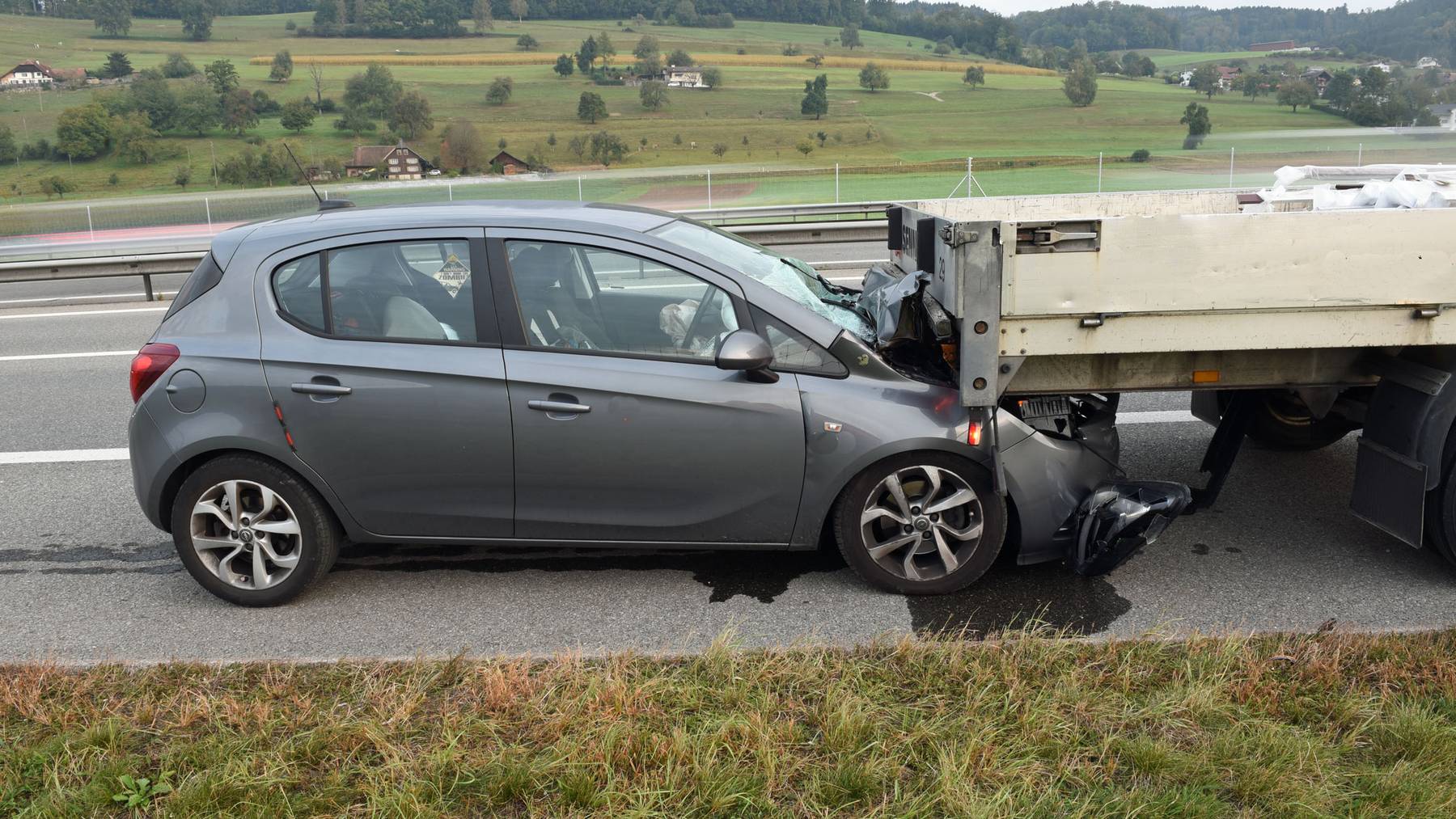 Ein Autofahrer kollidierte in Dagmersellen mit einem Sattelfahrzeug.