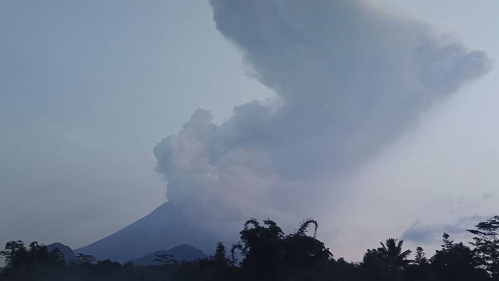 Eine sechs Kilometer hohe Aschesäule steht über dem Vulkan Merapi auf der indonesischen Insel Java.