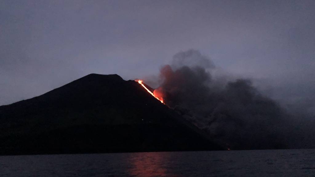 Der Vulkan-Ausbruch am Stromboli nördlich von Sizilien war am Sonntagabend deutlich zu sehen, wie eine Reporterin von Keystone-SDA vor Ort mitverfolgte.