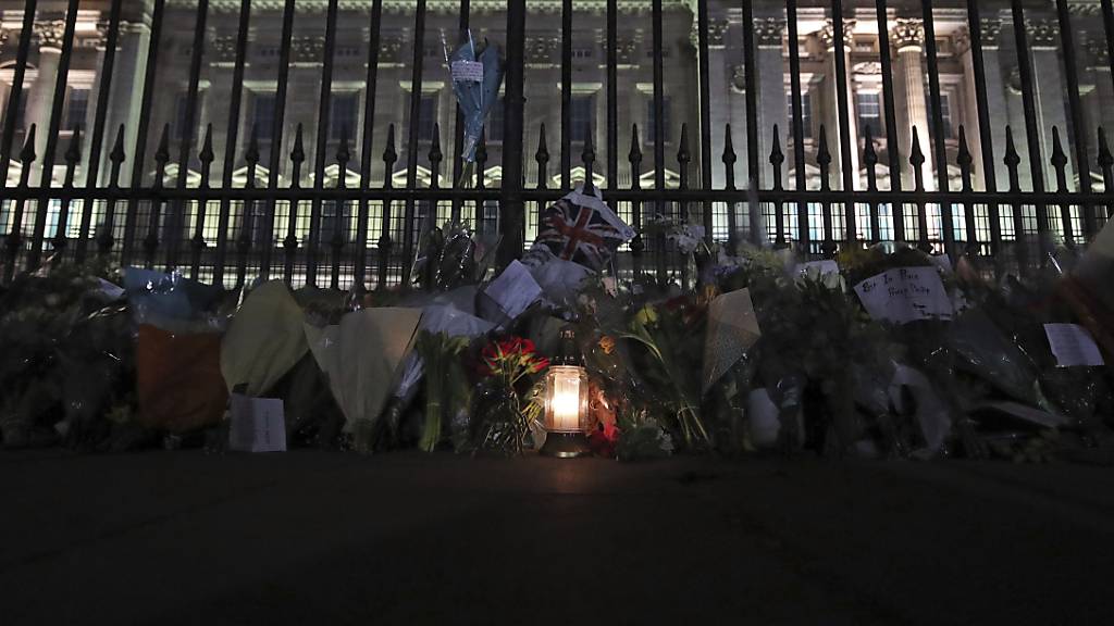 Blumen und Kerzen stehen vor dem Buckingham Palast in London, nachdem der Tod von Prinz Philip, Herzog von Edinburgh, bekannt gegeben wurde. Foto: Yui Mok/PA/AP/dpa