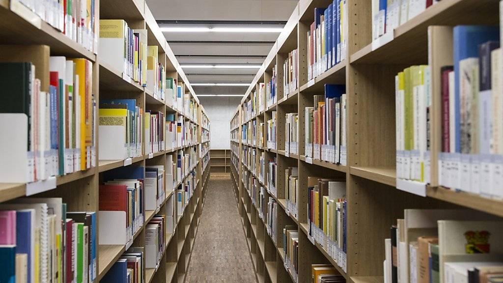 Universitätsbibliothek ist um ein Buch reicher: Eine 91-jährige Französin hat ihre Doktorarbeit in Besançon erfolgreich verteidigt. (Symbolbild)