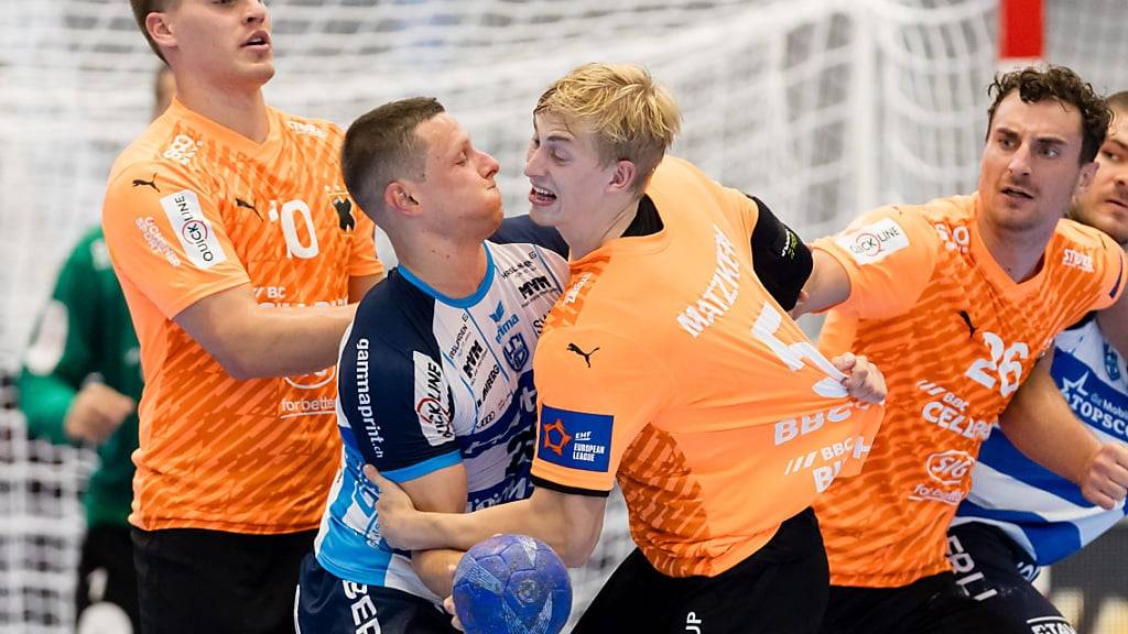 Die Kadetten Schaffhausen in den orangefarbenen Trikots gehen als souveräner Leader in die EM-Pause