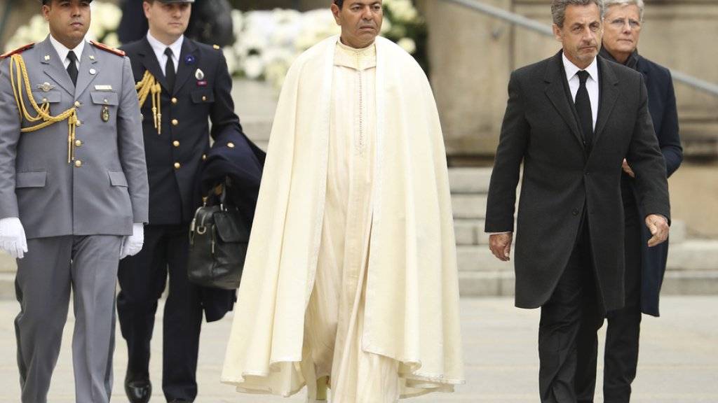 Der Sohn von König Hassan II., Prinz Moulay Rachid von Marokko (M.), wird begleitet vom früheren französischen Ministerpräsidenten Nicolas Sarkozy (r.).