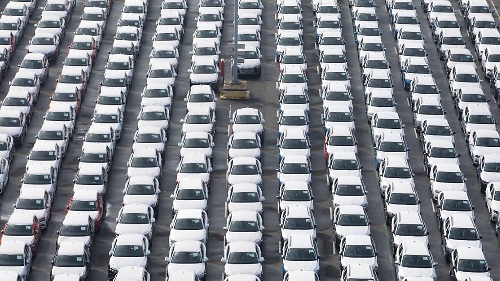 Stehen rum und werden nicht gekauft - hier Fahrzeuge des Volkswagen-Konzerns. (Archivbild)
