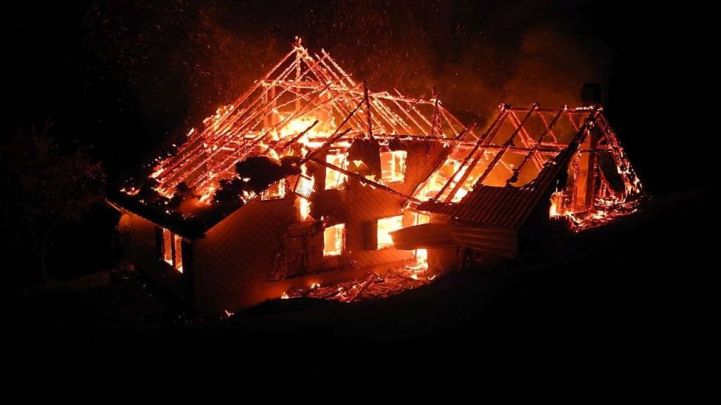 In Siebnen SZ ist ein leerstehendes Wohnhaus abgebrannt.