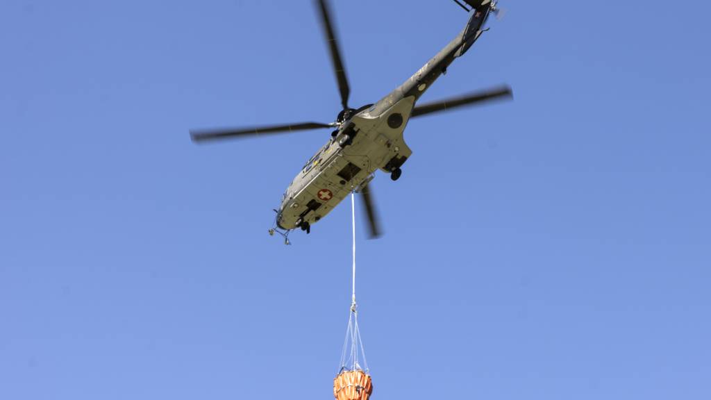 Helikopter mussten in den letzten Wochen Wasser auf Alpen transportieren. Es ist unklar, wer die Hilfsangebote bei grosser Trockenheit koordiniert. (Archivbild)