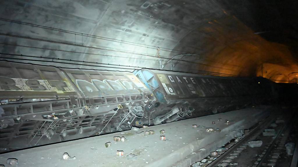 Vor der Wiederaufnahme des Personenkehrs durch den Basistunnel der Bahn will Bunesrat Rösti die Sicherheit gewährleisten: Blick auf die Unfallstelle. (Archivbild)