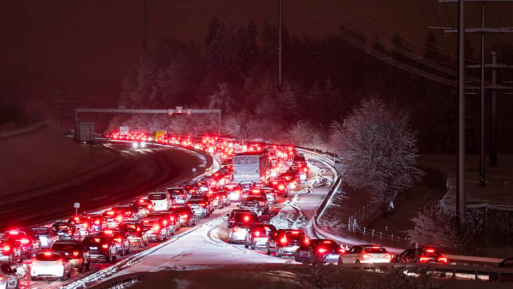 Durch den starken Schneefall vom 21. und 22. November kam es auf den Strassen Luzerns zu grossen Verkehrseinschränkungen. Auf dem Bild zu sehen ist die Autobahn A14 auf der Höhe Buchrain in Richtung Luzern. (Archivbild)