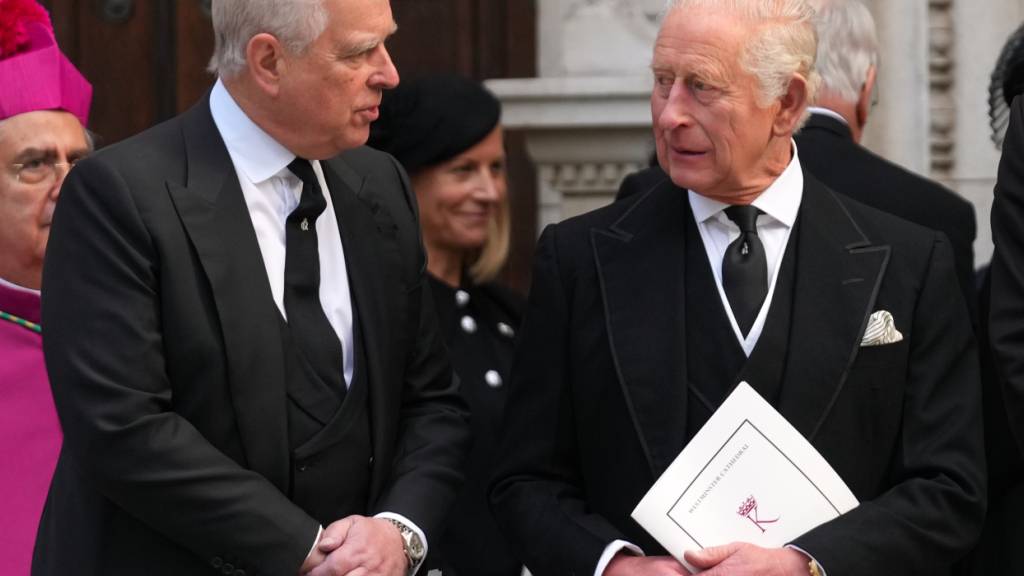 ARCHIV - Der damalige britische Prinz Andrew (l) und der britische König Charles III. verlassen nach dem Requiem-Gottesdienst für die Herzogin von Kent die Westminster Cathedral in London. Foto: Joanna Chan/AP/dpa