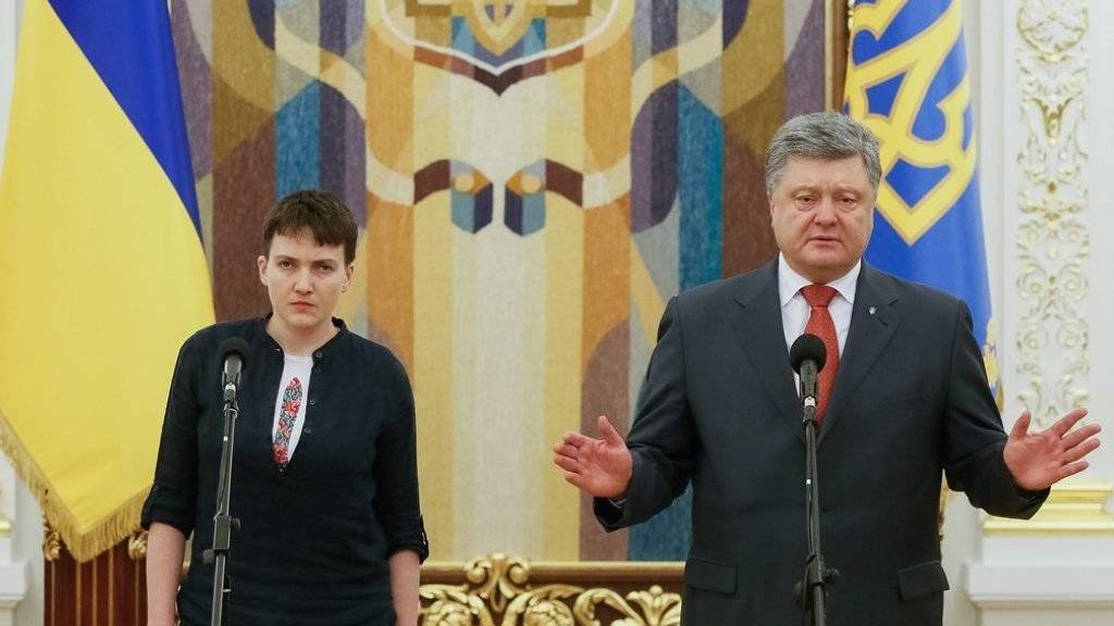 Petro Poroschenko und Nadeschda Sawtschenko am Mittwoch in Kiew vor den Medien.