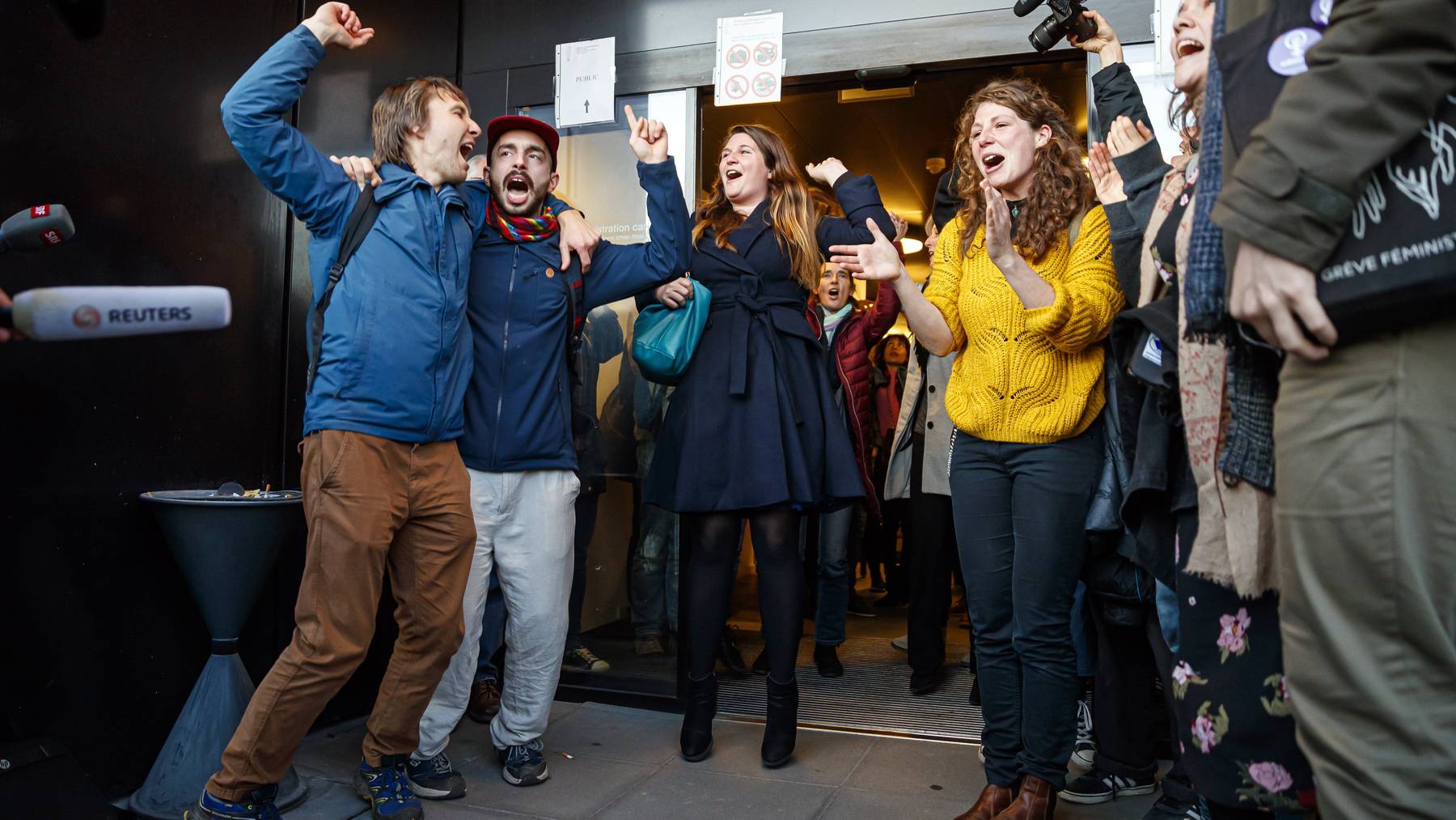 Klima-Aktivisten feierten am Montagabend den Freispruch.