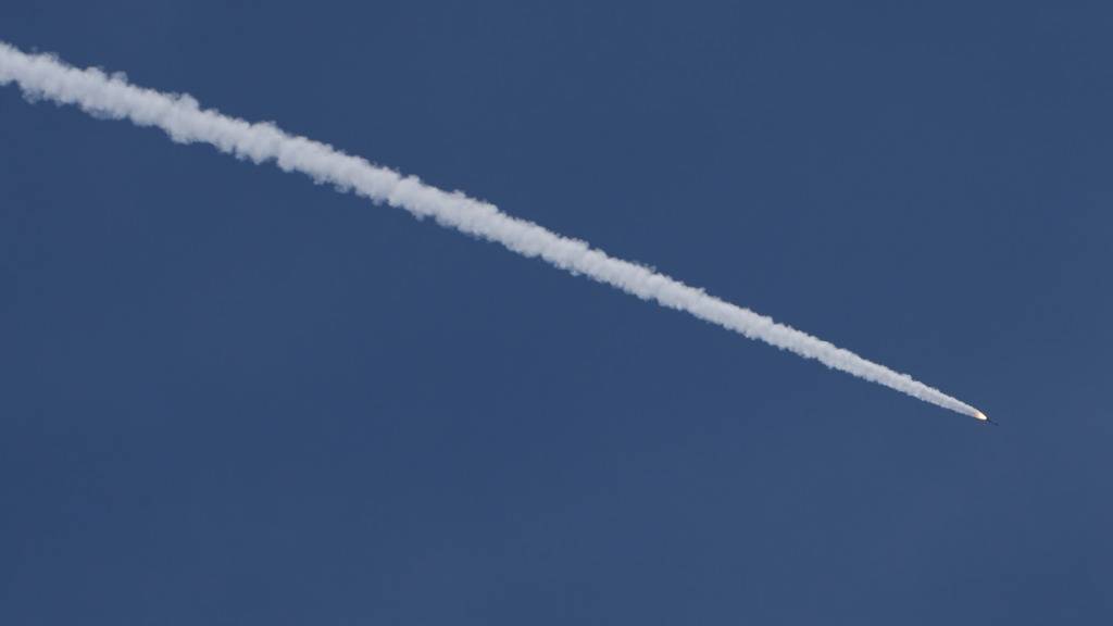 ARCHIV - Das israelische Luftabwehrsystem feuert, um aus dem Libanon abgefeuerte Geschosse abzufangen, wie aus dem Norden Israels zu sehen ist. Foto: Ariel Schalit/AP/dpa