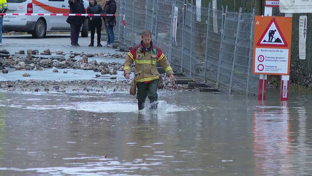 Wasserrohrbruch flutet Thormannstrasse nahe Tierpark Dählhölzli