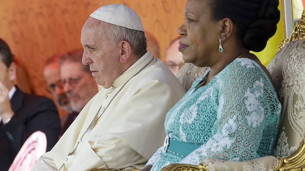 Papst Franziskus mit der Präsidentin der Zentralafrikanischen Republik, Catherine Samba-Panza, im Präsidentenpalast in Bangui.