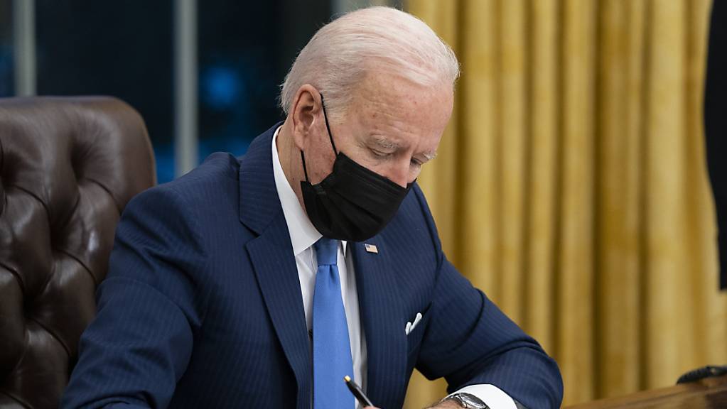 US-Präsident Joe Biden unterzeichnet eine Verfügung zur Einwanderung im Oval Office des Weißen Hauses. Foto: Evan Vucci/AP/dpa
