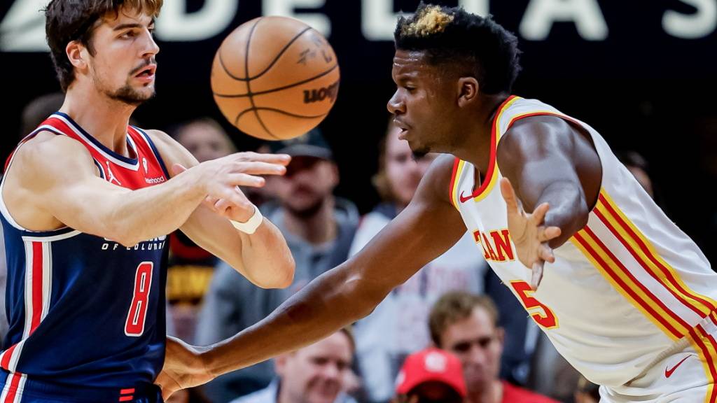 Clint Capela (rechts) im Duell mit Deni Avdija von den Washington Wizards