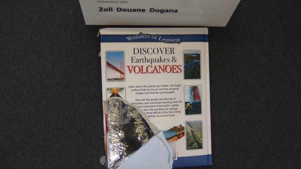 In diesem Buch geht es offensichtlich nicht nur um Erdbeben und Vulkane. Bild: Eidgenössische Zollverwaltung