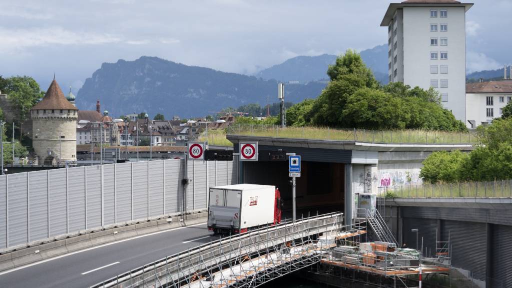 Auto fährt im Tunnel Schlund der A2 in stehenden Lastwagen