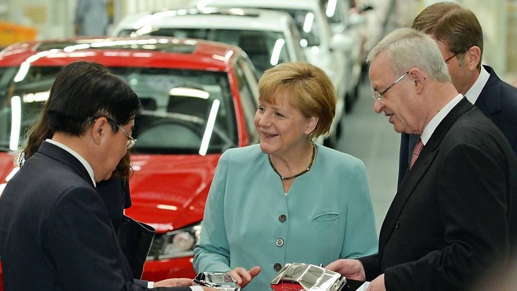 Angela Merkel mit dem früheren VW-Chef Martin Winterkorn (rechts) zu Besuch beim chinesischen Autohersteller First Automative Works (FAW). Im letzten Jahr haben die deutschen Autohersteller erstmals weniger Autos in China verkauft.