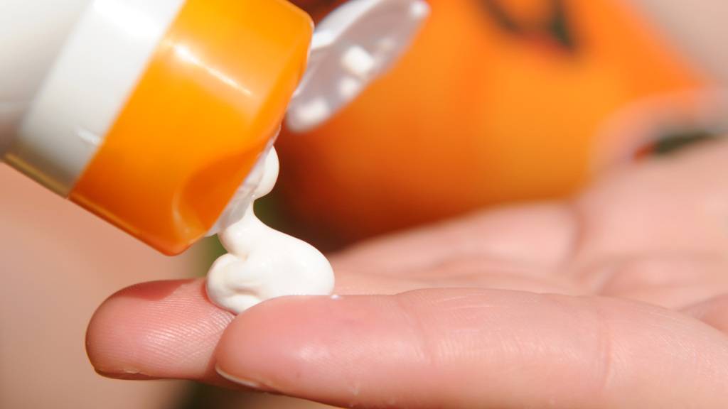 Jährlich erkranken in der Schweiz nach Angaben der Krebsliga rund 3500  Personen an schwarzem Hautkrebs (Melanom). Um sich vor Hautkrebs zu schützen, hilft Sonnencreme. (Symbolbild)