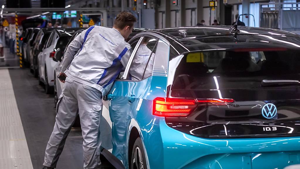 Die Stimmung in der gebeutelten deutschen Autobranche hat sich im August etwas aufgehellt. Die Unternehmen planen aber dennoch, weiter Personal abzubauen, wie eine Umfrage zeigt. (Archivbild)