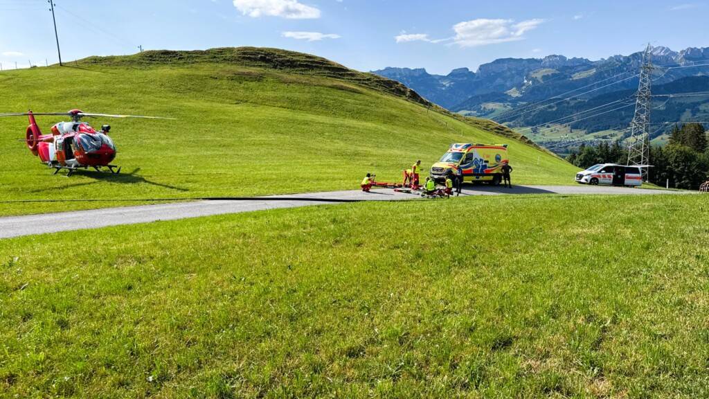 Rega fliegt bei Brenden AI gestürzten Velofahrer in ein Spital
