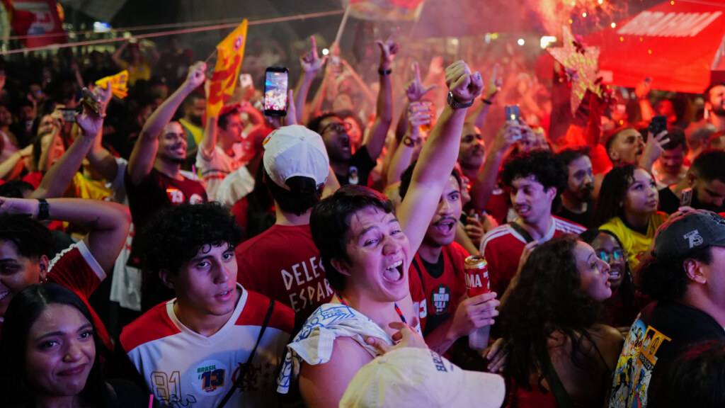 Anhänger des amtierenden Präsidenten Lula, der sich um eine Wiederwahl bewirbt, reagieren auf Ergebnisse der Stichwahl um das Präsidentenamt. Foto: Lucas Landau/AP/dpa