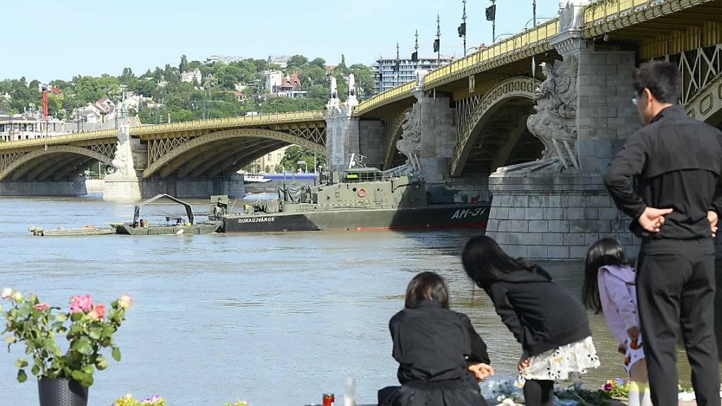 Trauernde Familienangehörige an der Donau in Budapest.