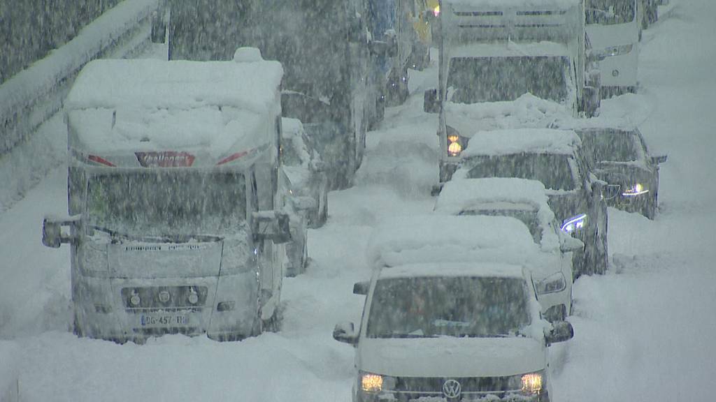 Wintereinbruch sorgt in Zentralschweiz für Verkehrschaos