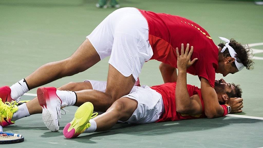 Jubel à la «Fedrinka»: Die Spanier Rafael Nadal und Marc Lopez freuen sich nach gewonnenem Halbfinal wie einst Federer und Wawrinka in Peking