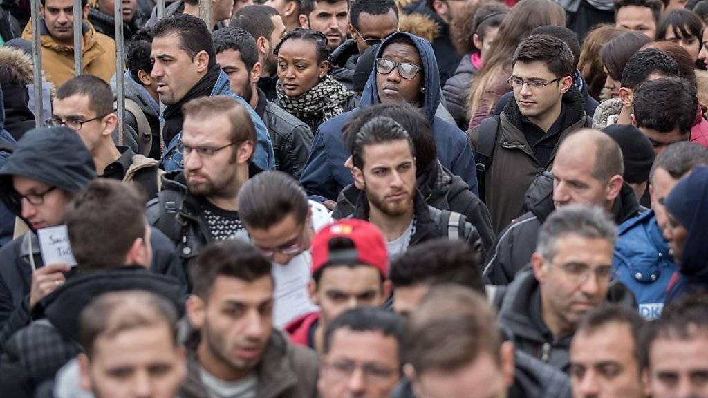 Trotz vieler Flüchtlinge ist die Arbeitslosigkeit in Deutschland im September auf den tiefsten Stand seit 25 Jahren gesunken. Im Bild sind Flüchtlinge auf Jobsuche in Berlin. (Archiv)