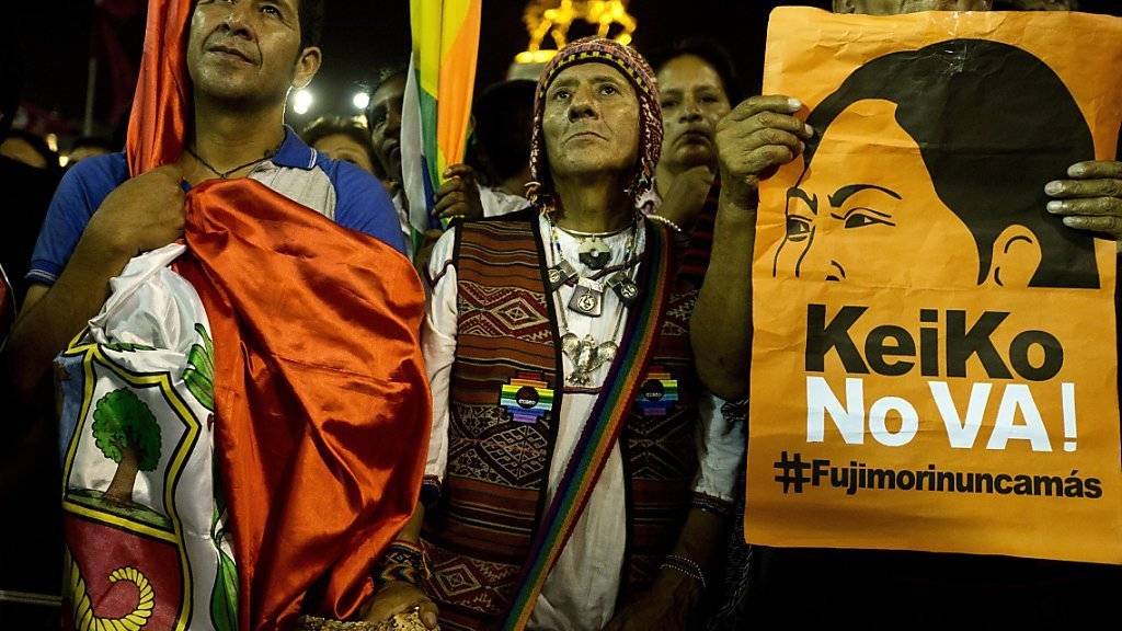 In der peruanischen Hauptstadt Lima protestieren Menschen gegen eine Präsidentschaftskandidatur der Ex-Präsidententochter Keiko Fujimori.
