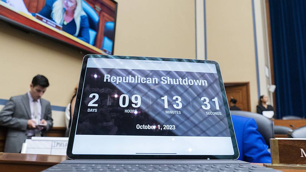 Eine Countdown-Uhr, die die verbleibende Zeit bis zu einem Regierungsstillstand anzeigt. Foto: Jacquelyn Martin/AP