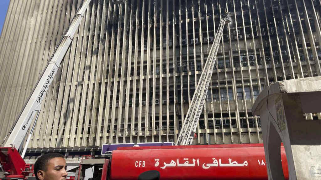 Feuerwehrleute bekämpfen die Flammen nach einem Brand im Hauptgebäude der Telekommunikationsgesellschaft in Kairo. Foto: Amr Nabil/AP/dpa