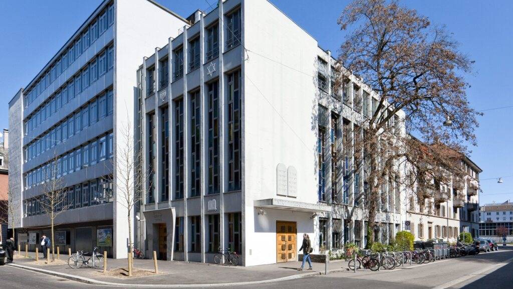 Das Bezirksgericht Zürich verurteilte am Dienstag einen 27-jährigen Schweizer zu einer stationären Massnahme, weil er mit einem Messer bewaffnet um die Zürcher Synagoge Agudas Achim (im Bild) herumschlich. (Archivbild)