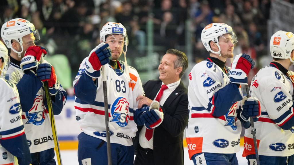Trainer Marco Bayer freut sich mit seinen Spielern über die Halbfinal-Qualifikation