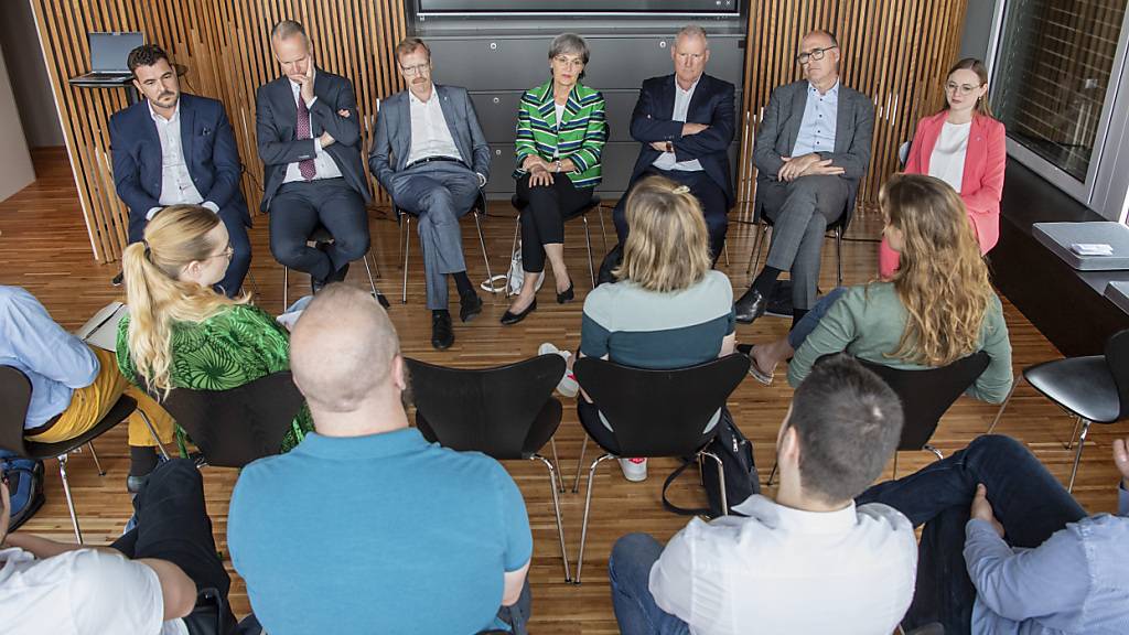 Im Regierungsrat wird der Sitz von Martin Pfister (Mitte; zweiter von rechts) neu besetzt. Die anderen Mitglieder: Florian Weber (FDP), Stephan Schleiss (SVP), Andreas Hostettler (FDP), Silvia Thalmann-Gut (Mitte), Heinz Taennler (SVP) und Laura Dittli (Mitte). (Archivaufnahme)