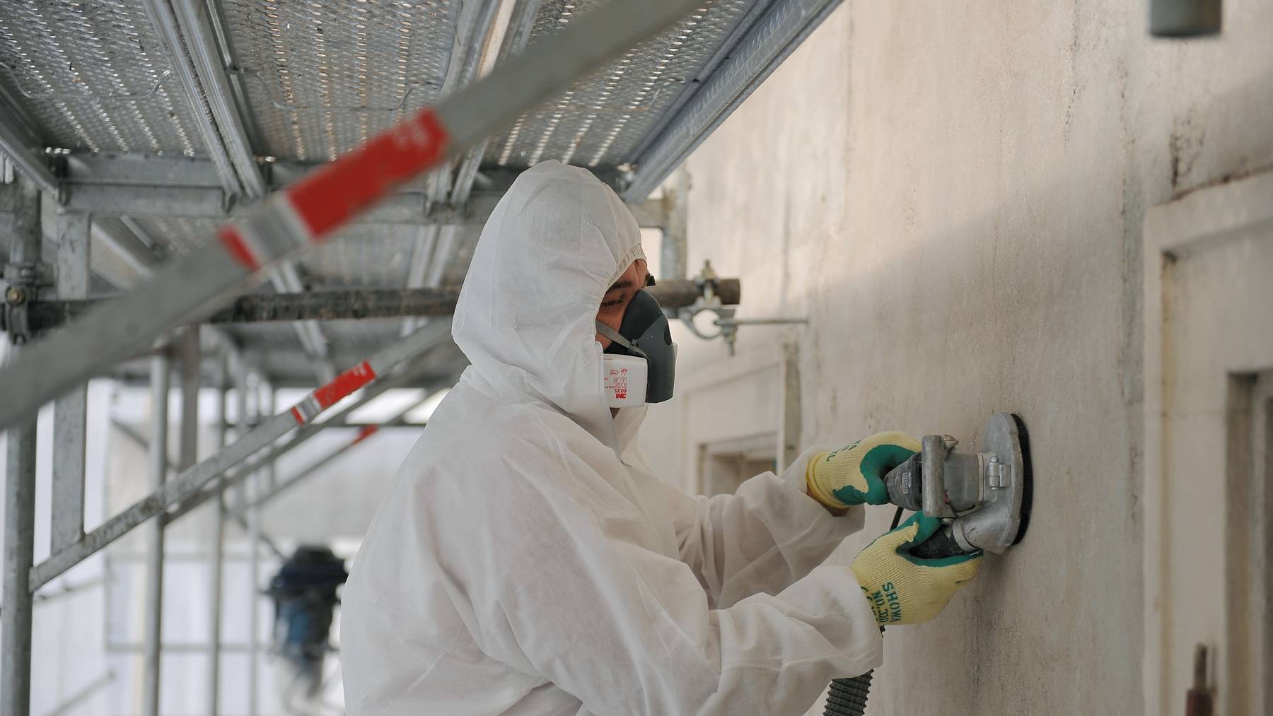 Ein Arbeiter entfernt Asbest in einem Haus in Luzern.