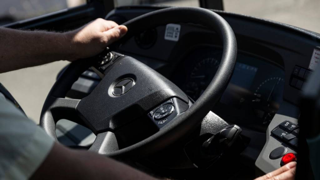 Busfahrerinnen und -fahrer verkaufen in Graubünden bald keine Tickets mehr. (Archivbild)