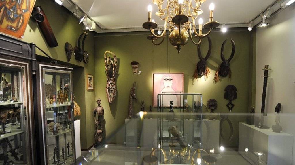 Das Innere der Galerie Fischer bei einer Ausstellung im Jahre 2011, als Exponate von Stammeskunst angeboten wurden. (Archivbild).