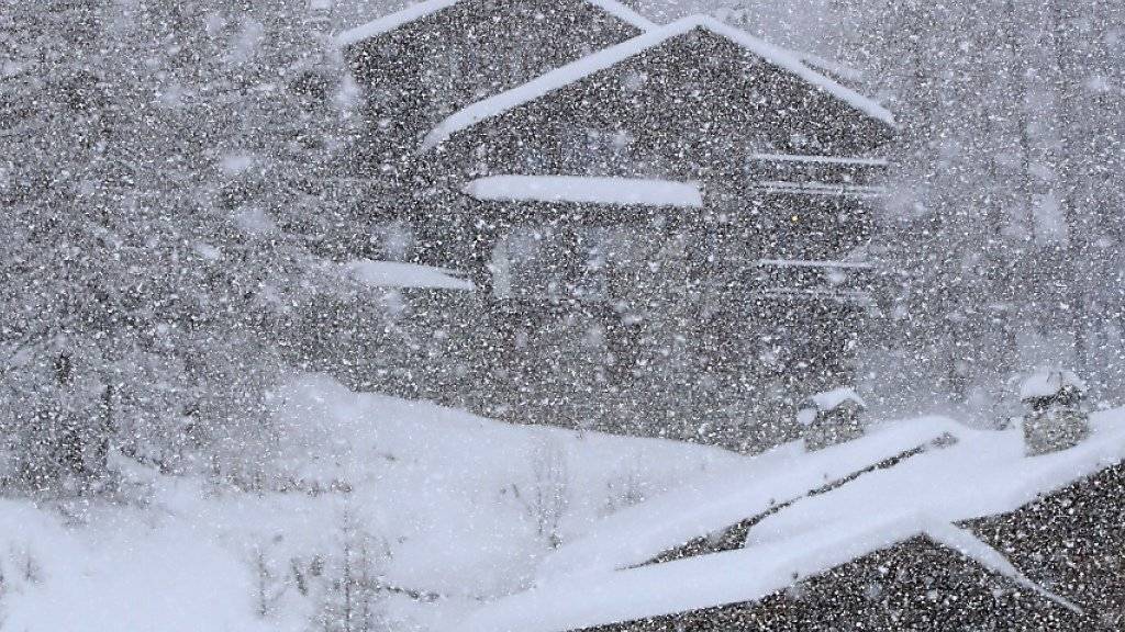 Starker Schneefall verhinderte in Val d'Isère auch am Freitag ein Abfahrtstraining der Frauen