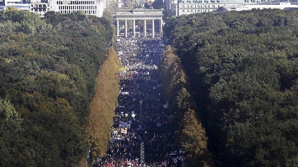 Zehntausende protestieren vor dem Brandenburger Tor in Berlin gegen die geplanten Freihandelsabkommen. Sie befürchten sinkende Sozial-, Umwelt- und Konsumentenstandards sowie eine Schwächung demokratischer Institutionen.