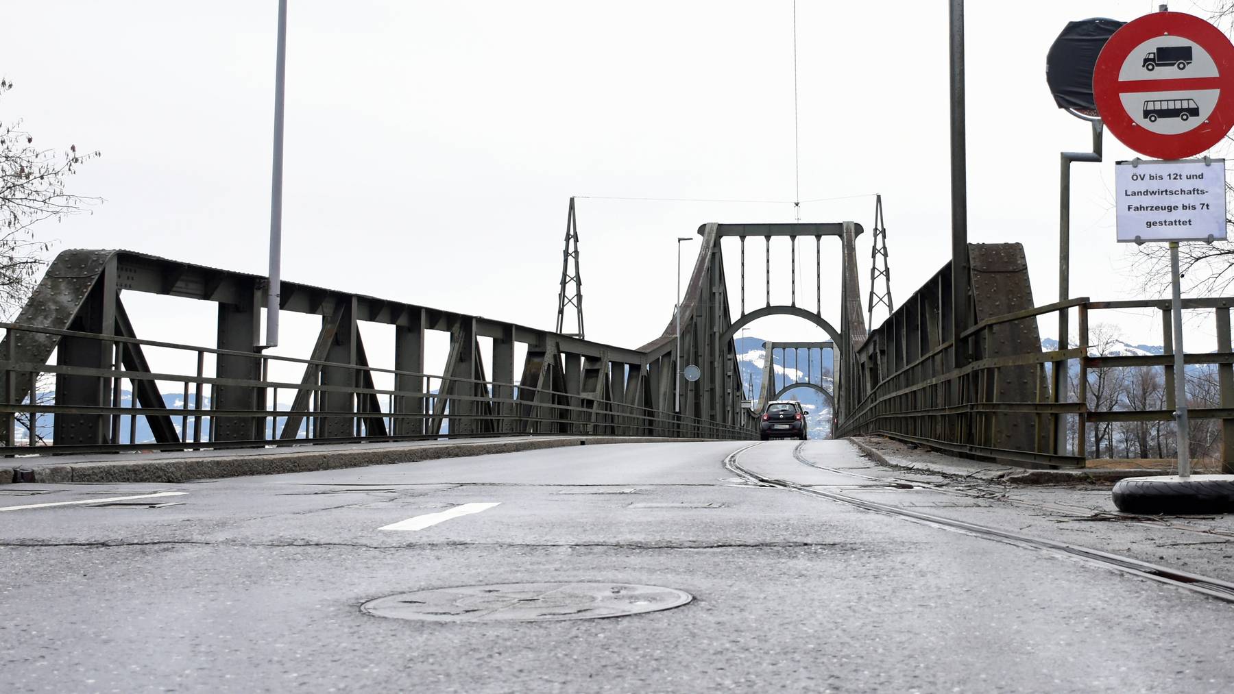    Die Rheinbrücke Wiesenrain verbindet seit über 100 Jahren die Gemeinden Widnau und Lustenau. Per Januar 2024 wird sie saniert. (Archivbild, 2021)