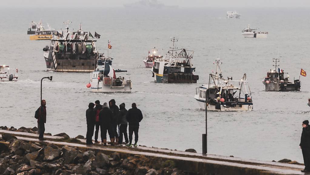Französische Fischer, die über den Verlust des Zugangs zu den Gewässern vor ihrer Küste verärgert sind, haben ihre Boote aus Protest vor der englischen Kanalinsel Jersey versammelt. Foto: Oliver Pinel/AP/dpa