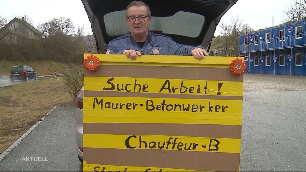 Neue Bewerbungsstrategie? Mit Schild am Strassenrand