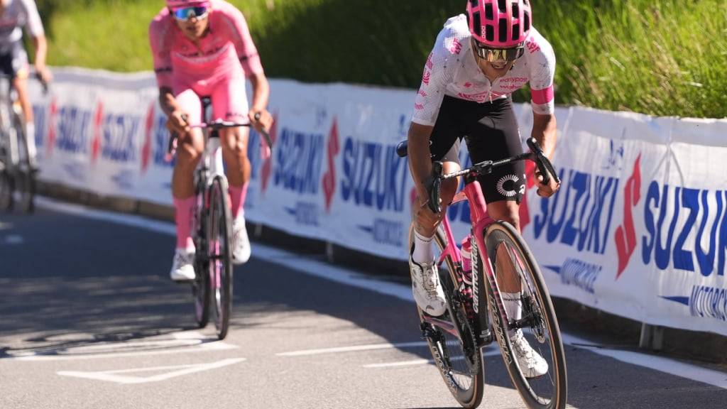 Richard Carapaz greift an, Isaac Del Toro in der Maglia Rosa schliesst aber sofort wieder auf